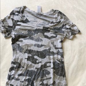 Hardtail camp v neck